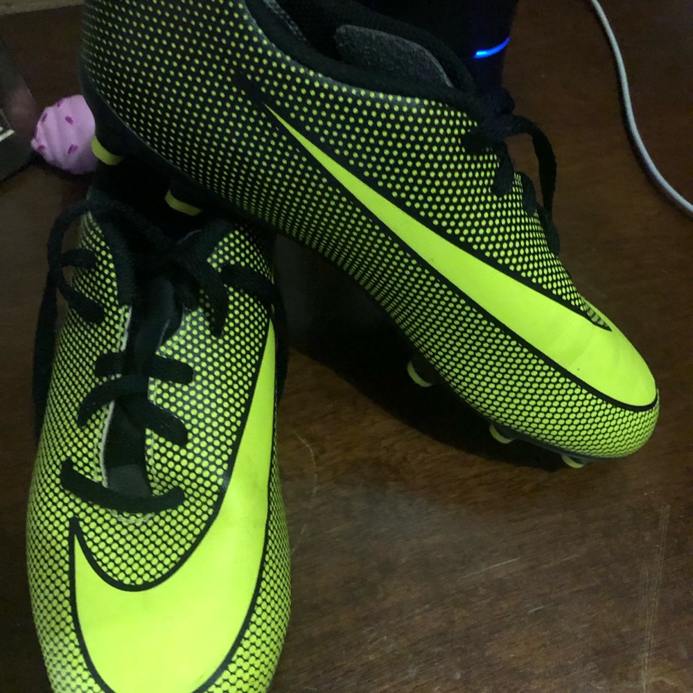 Soccer shoes